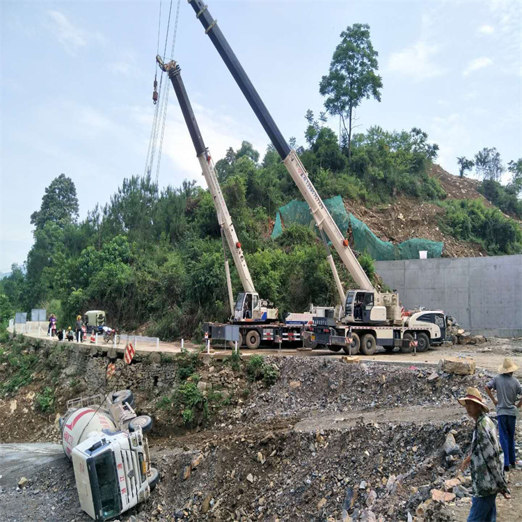 黔西汽车掉沟里叫吊车救援要多少钱